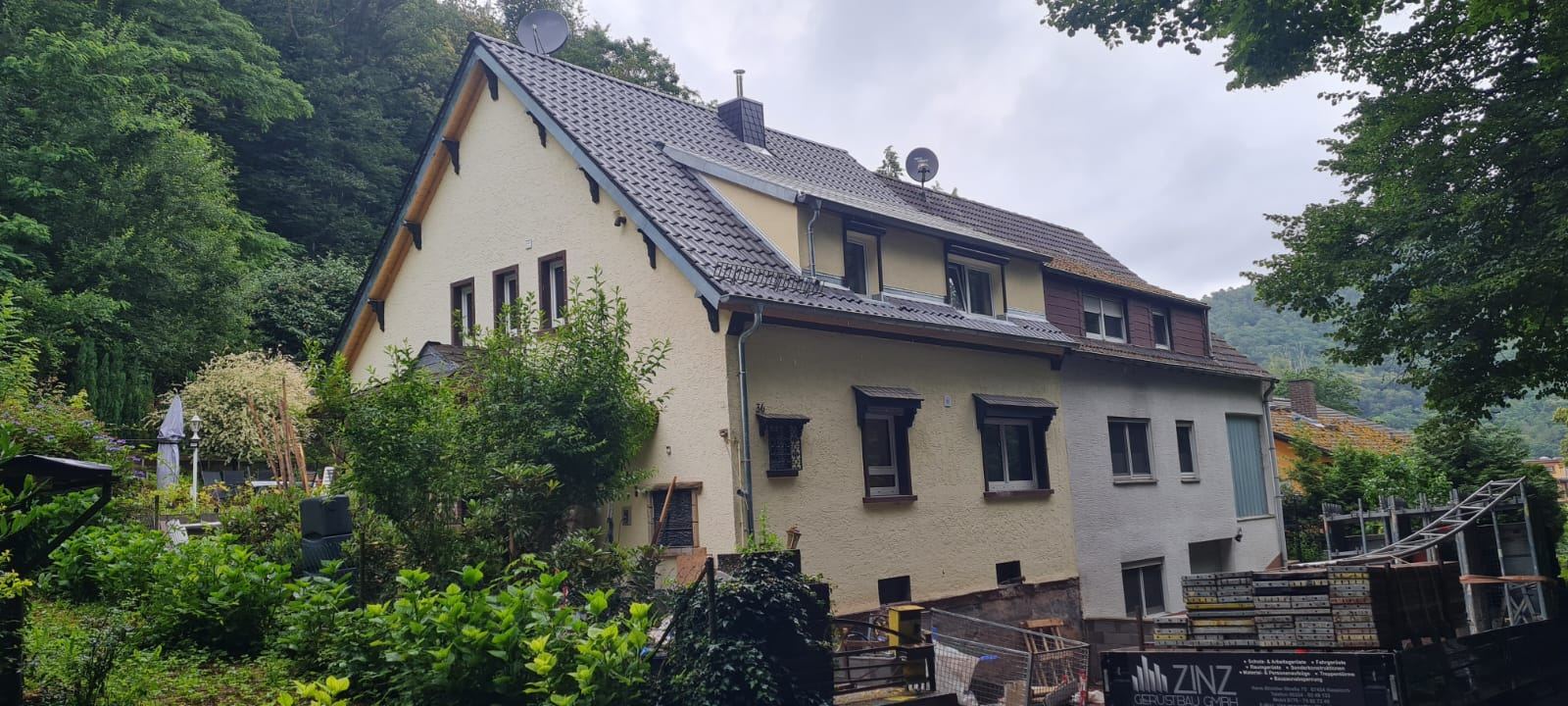 Dachsanierung mit neuer Ziegeldeckung an einem Wohnhaus