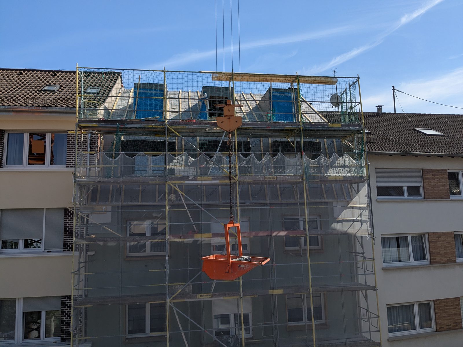 Aufstockung eines Gebäudes während der Ausführung