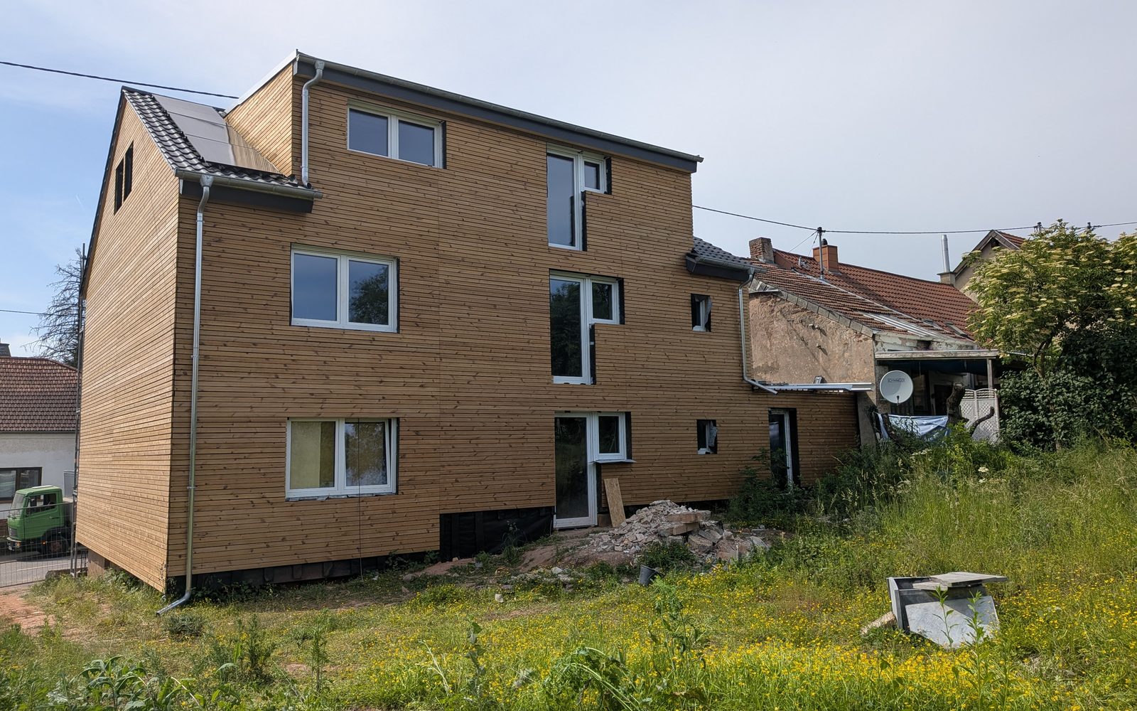 Fertiggestellte Holzfassade am modernisierten Mehrfamilienhaus